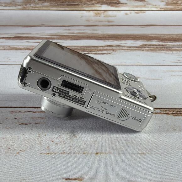 Sony Cyber-shot DSC-W70 7.2MP Digital Camera For Parts/Repair No Battery/Charger - Picture 6 of 6